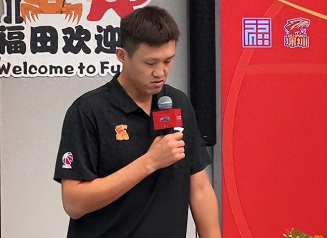 深圳男篮3连败后，主帅周鹏因执教能力受质疑被下课，深圳队高层失算。前主帅郑永刚，