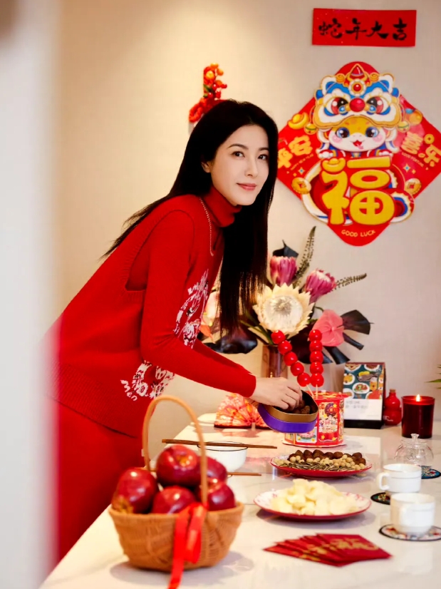 她可是央戏第一美女，却快50岁了还是单身一人，无儿无女，再美有啥用？感觉还不如一
