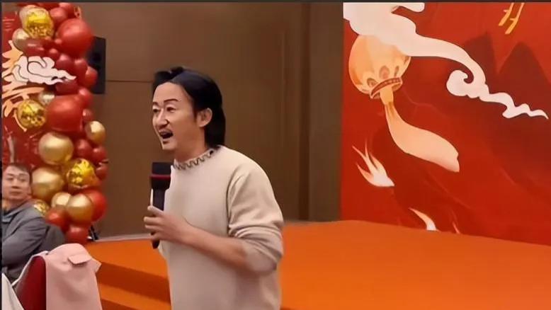 吴京携全家为父亲过80岁大寿！老爷子满头黑发，小儿子情商被赞高