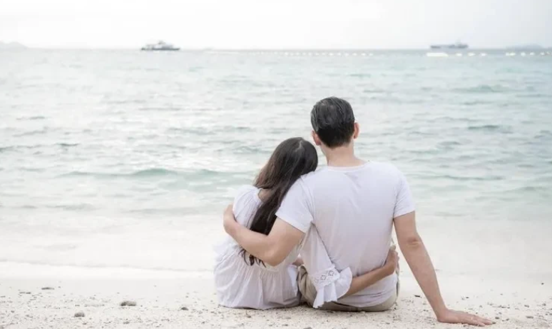 湖北，27岁女孩，在网上和男孩发展为恋人关系后，多次发生冲突，男子动手打女孩，女