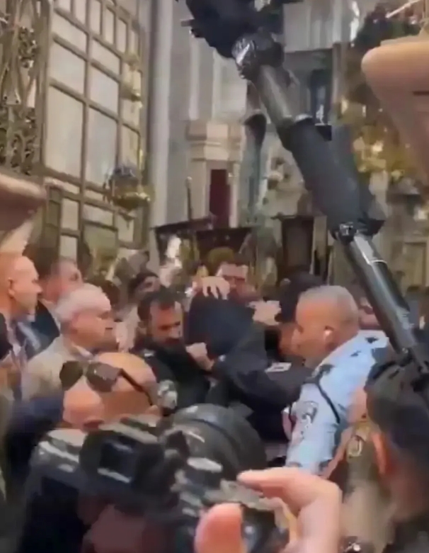 以色列的行为变得极端，仿佛失去理智，见谁咬谁了。在美国的庇护下，其在全球范围内更