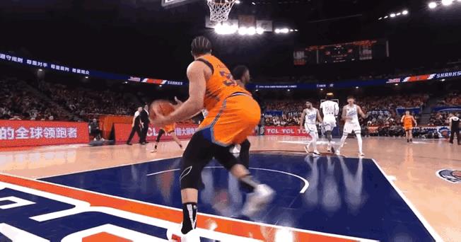 洛夫顿这视野如何？这记传球你给几分？
我印象里，在NBA里，贾森基德有个类似的传