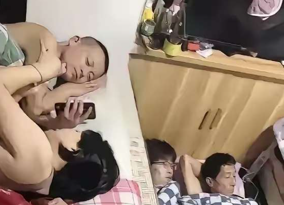 东北农村这样睡大炕，不尴尬吗？