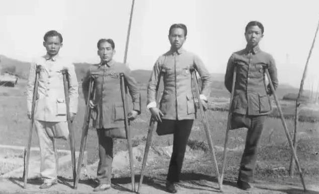 这是4名抗日战士的合影，4个人、4条腿，令人震撼！
照片拍摄于1939年，这4