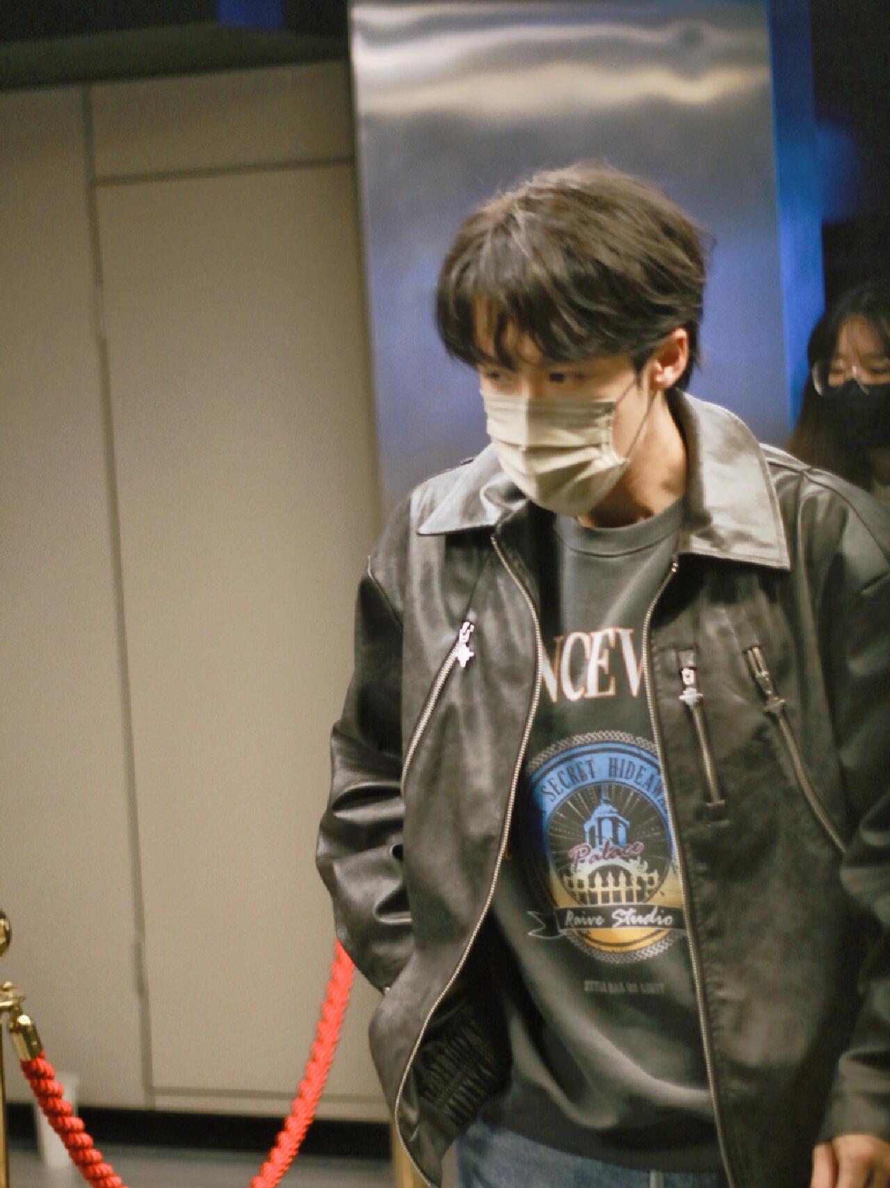 檀健次休闲时髦