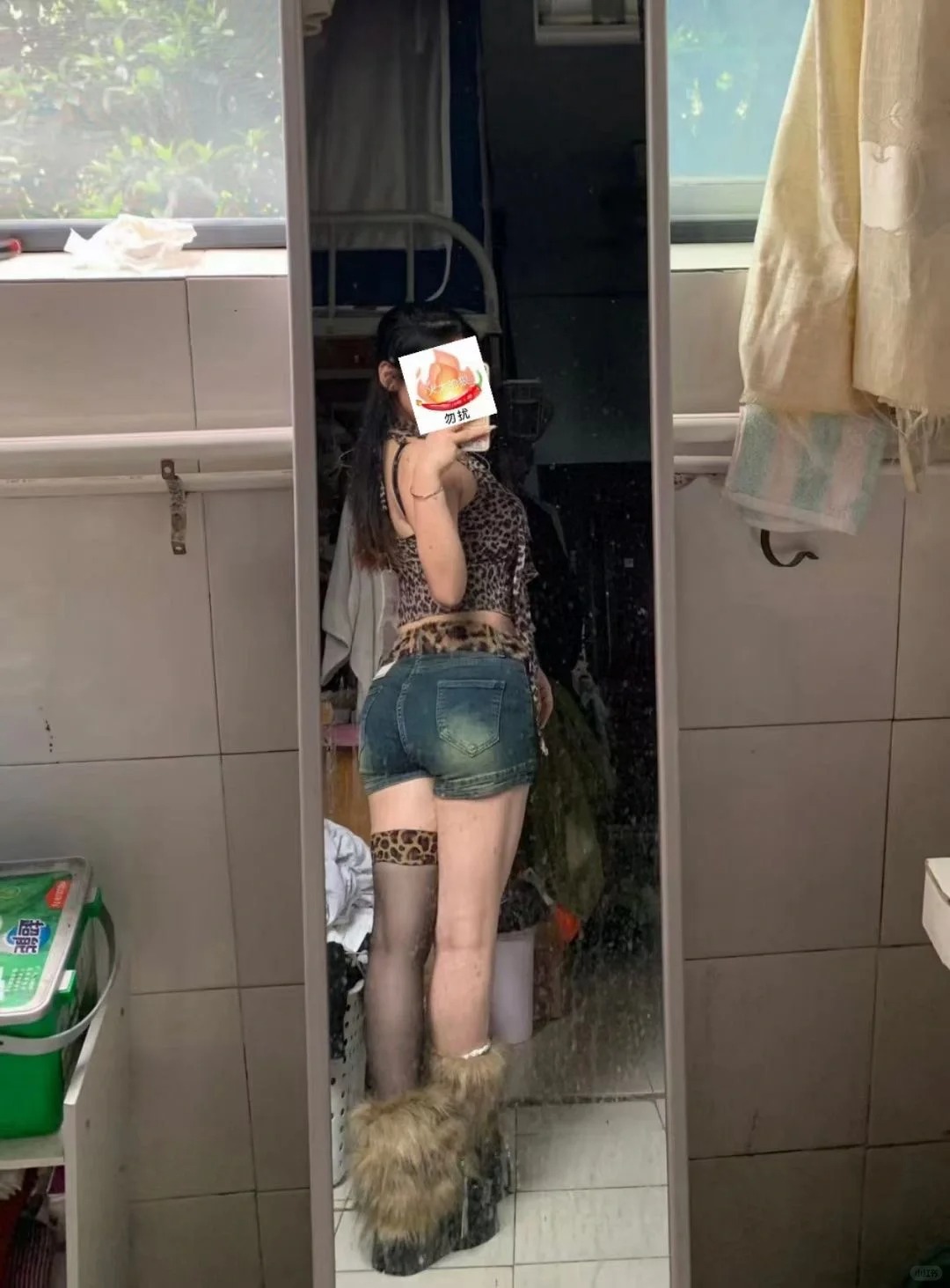 跟着博主当亚比 我穿上感觉往街上一站、
就会有大叔来问几百的感觉、
古早亚比有点