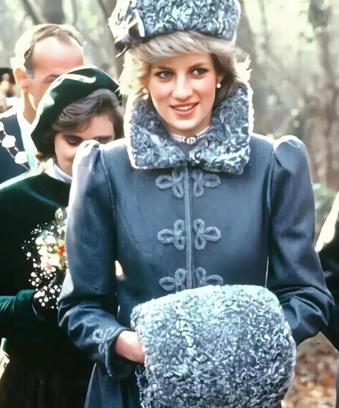 戴安娜王妃，美貌与气质并存。她宛如上天的宠儿，五官精致，眼神深邃，浑身散发着高贵