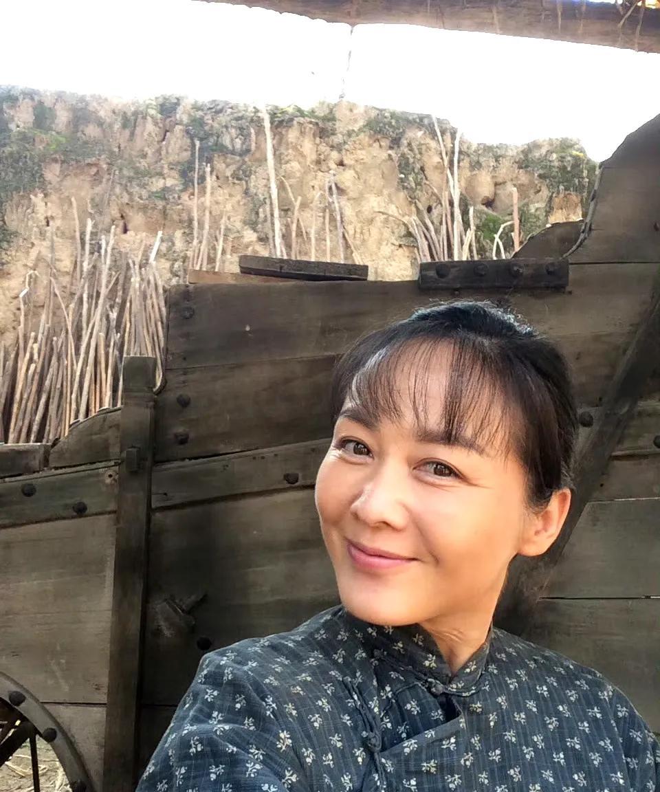 好想看她回国复出，或者去录综艺，比如一路繁花，直接把李小冉替下来更好。她年轻时真