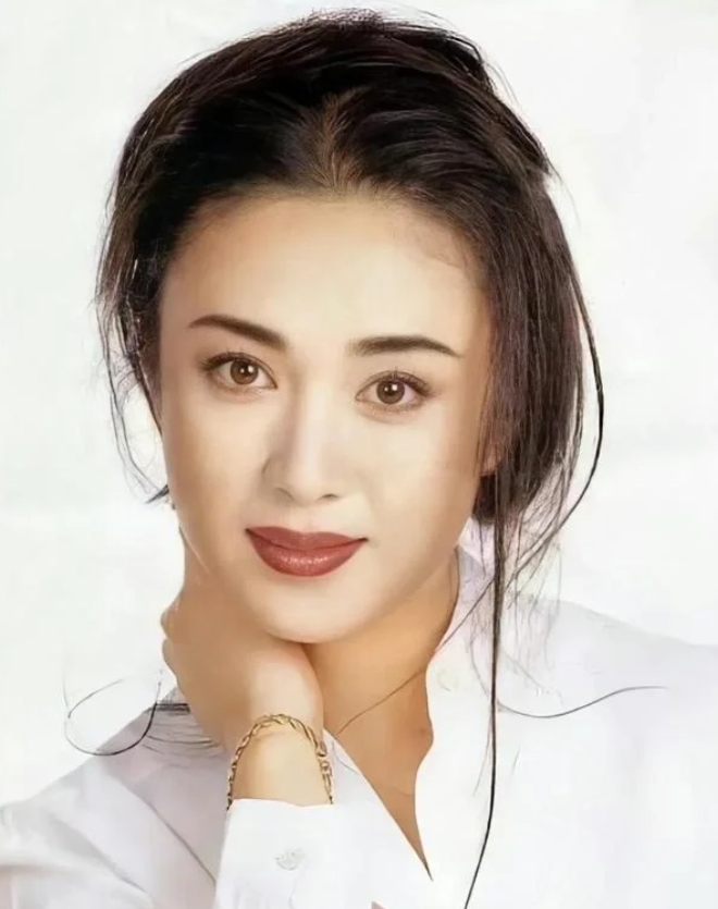 傅艺伟：因妲己走红，52岁锒挡入狱