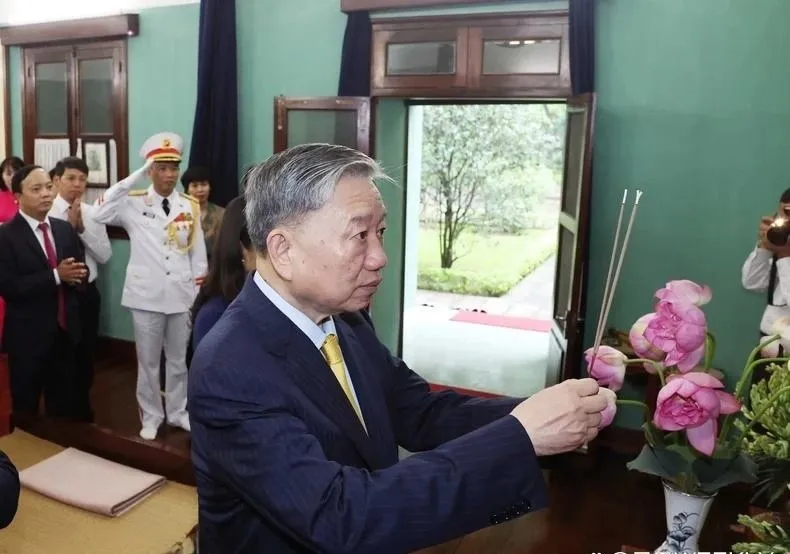 隔代亲！阮富仲情何以堪，苏林开始亲胡伯伯
苏林给胡伯伯上香，这可不仅仅是表面的尊