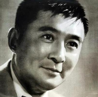 1945年，被关押5年的巨星赵丹出狱，他高兴的回到家中，发现妻子早已有了身孕，儿