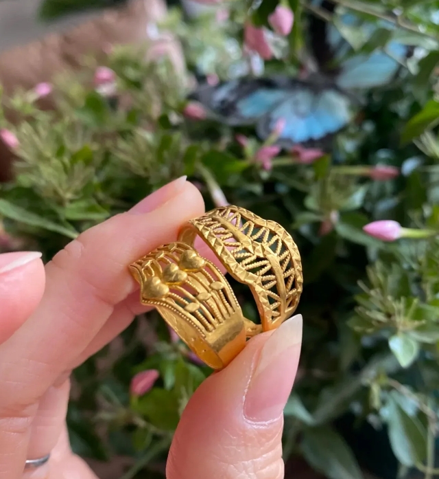 大家帮我看一下这两个戒指大概值多少钱？戒指是婆婆给我的，她说这个戒指她也没怎么带