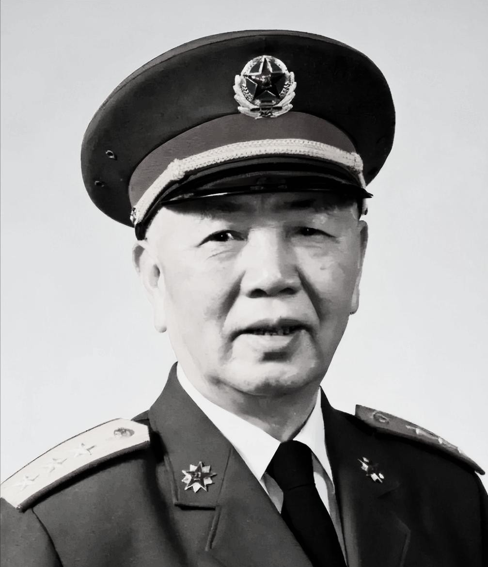 73岁的刘华清最后一次回到故乡，他见到早已经风烛残年的姐姐。
两人聊起了往事家常