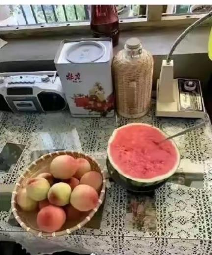 为什么没人相信这是八十年代的照片呢？
到底是哪里露出了破绽？