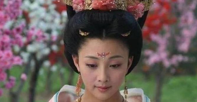 751年，330斤重的安禄山光溜溜地泡在大木桶里，比他小16岁的干娘杨贵妃，让宫