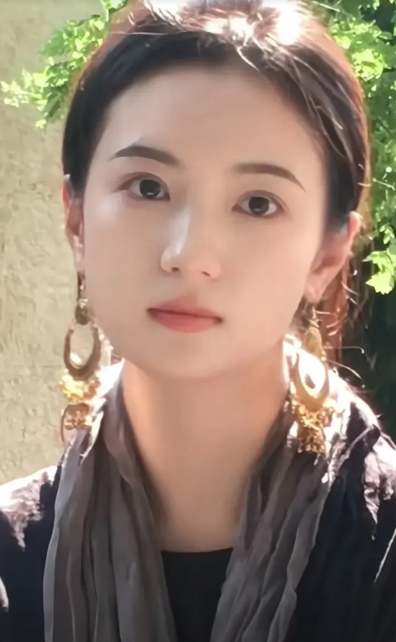张雅钦，这姑娘来自湖北鄂州，眼瞧着都 29 岁了，家里就是平凡工薪家庭，爸妈每天