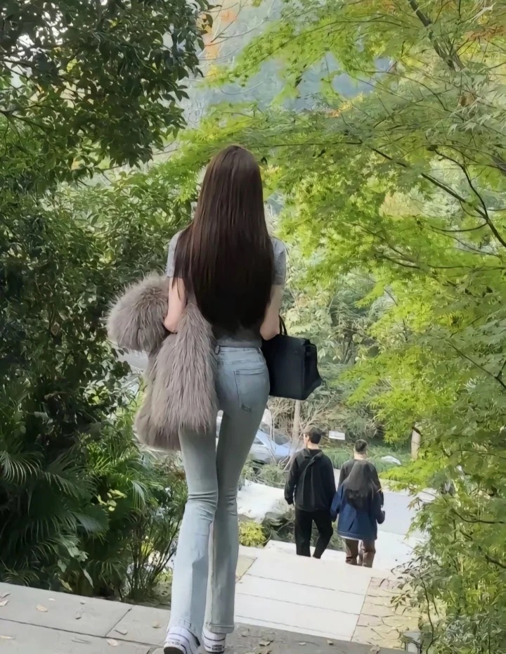 灰T配浅蓝牛仔，披毛绒外套，漫步林间超惬意。