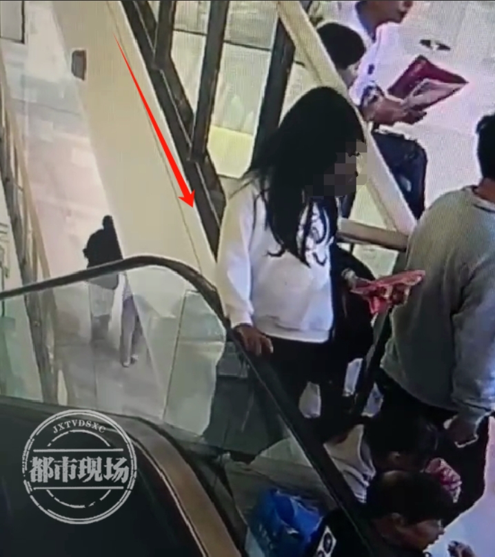 商场刚开业女孩因护栏脱落坠亡
看过完整视频，是这姑娘坐在电梯扶手上，然后带下去，