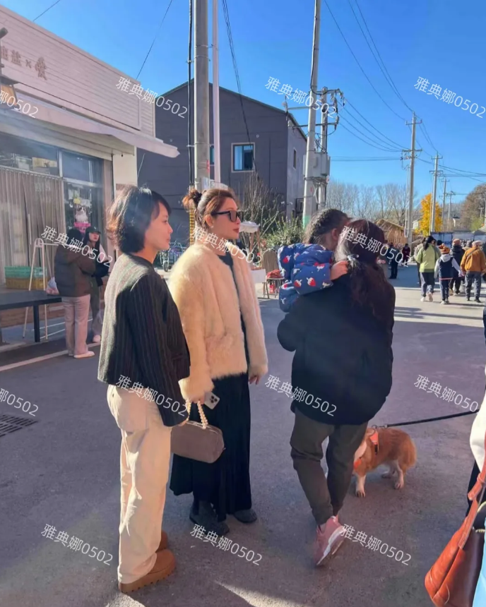 辛庄集市偶遇殷桃，她本人好年轻好美，女明星就该是她这个样子，漂亮有气质衣品出众气