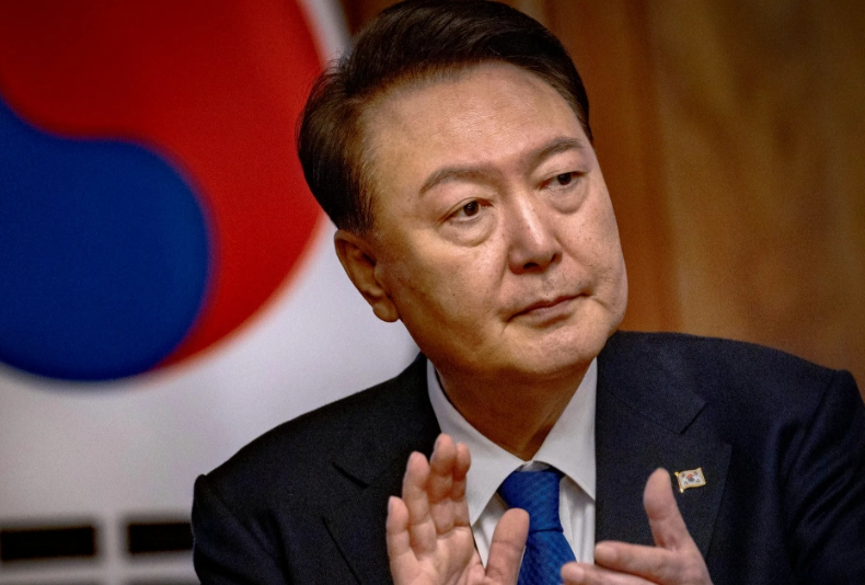 韩国经过一夜惊心动魄的对劲儿，最终尹喜悦他还是怂了