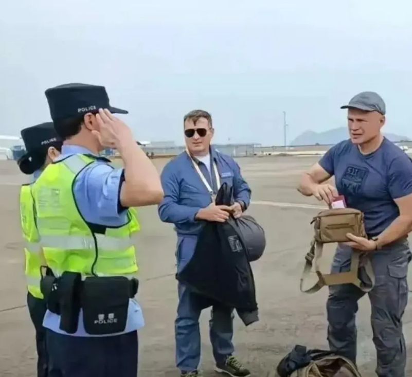 俄罗斯王牌飞行员来珠海了一样得查身份证

    苏57抵达珠海，驾驶这架苏57