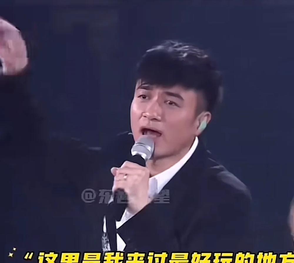 古巨基演唱会爆料容祖儿，真是太好笑了！

喝醉酒的祖儿到古巨基家后，就一直待在厕