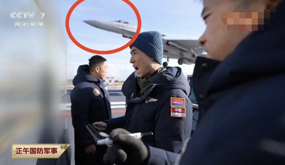 歼-15T弹射型舰载机很早就悄悄露面了，只是很低调，大家没有太多注意。

这是前