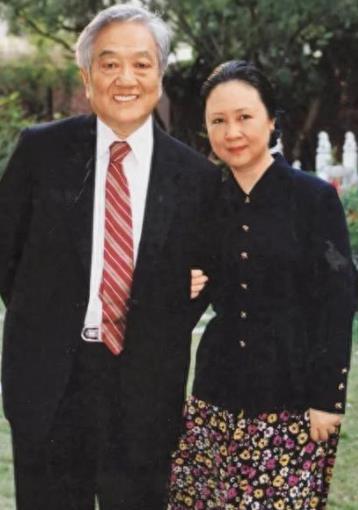 很少人指责这个三角中的男性。原配为什么五十年前不说而等到平老死了以后才说？
 
