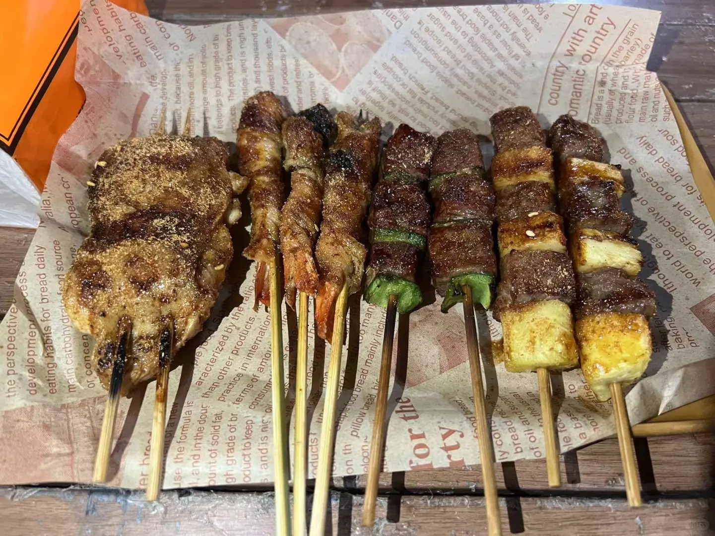 是我太抠了吗？
今晚在一个夜市的地摊吃了这些烧烤，不加饮料竟然要198，我真的对
