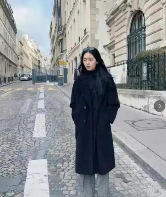 李咏的女儿在法国街头的照片，长得很像爸爸