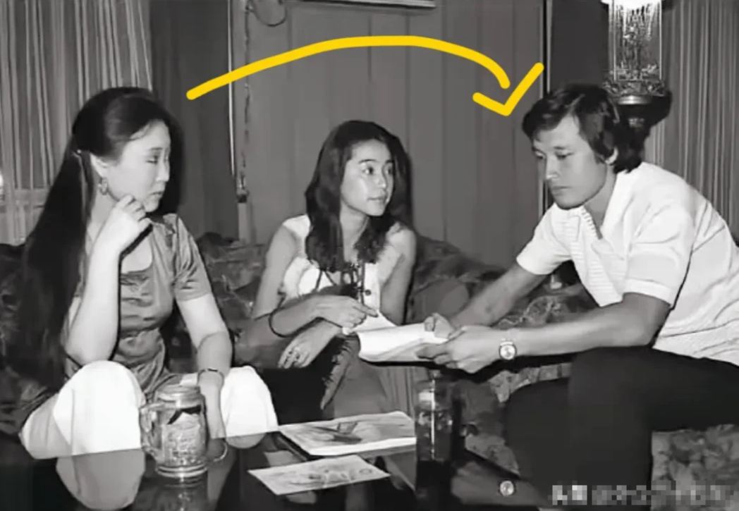 琼瑶看秦祥林的眼神，才是小迷妹看偶像的真实感觉。这是琼瑶和林青霞以及秦祥林在19