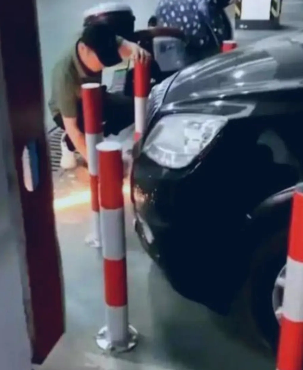 车位被焊？！

这也太狠了！ 浙江一小伙车位被占，联系车主，结果对方醉酒，还说先
