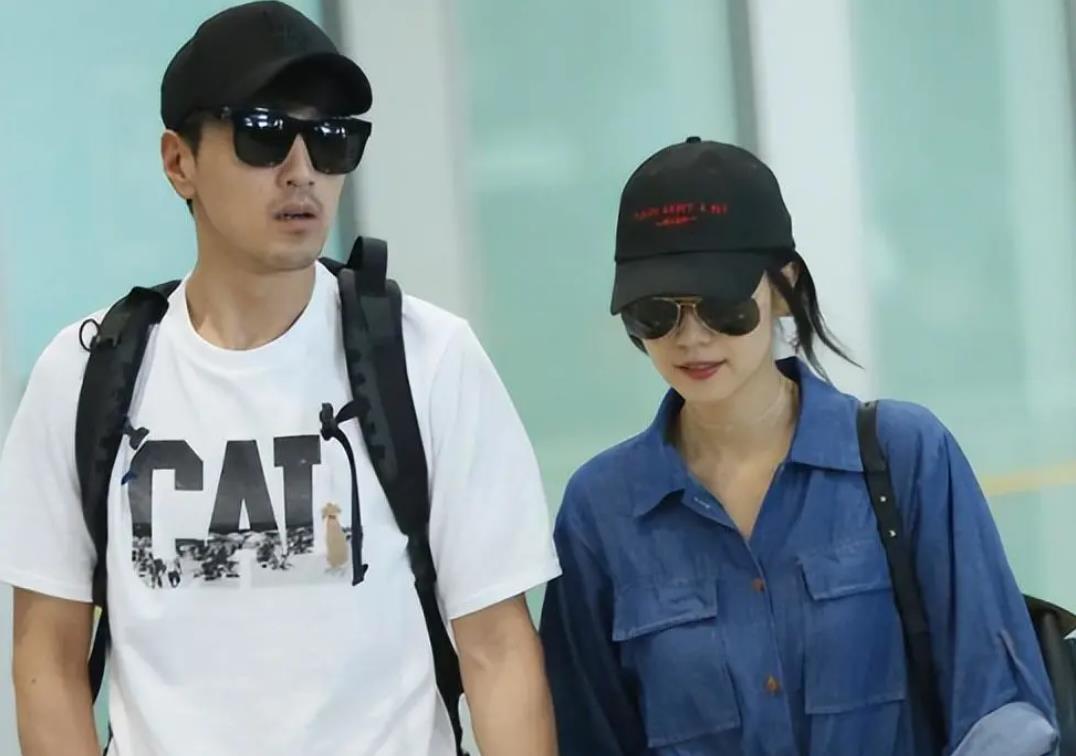 高圆圆带着女儿Rhea在中国台湾一个小区里游玩，被网友认出并要求合照，但被拒绝。