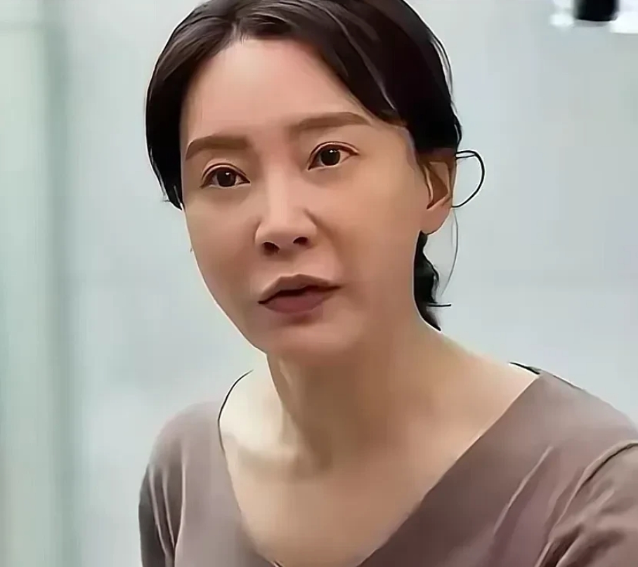 演《铁梨花》的时候多漂亮啊
里面的五姨太是颜值高峰
那时候的陈数是真的漂亮！
看