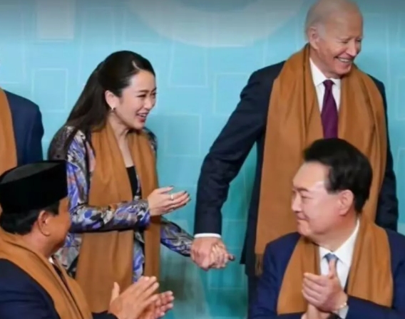 秘鲁APEC峰会合影，拜登狂抓贝东丹（佩通坦）的手不放，网友们对尹锡悦的心理活动