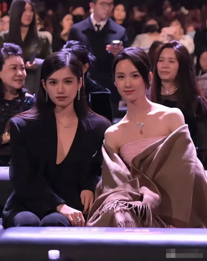 左边是张婧仪
右边是陈都灵
不管是颜值还是气质，我敢说，张婧仪都略胜一筹，但是陈