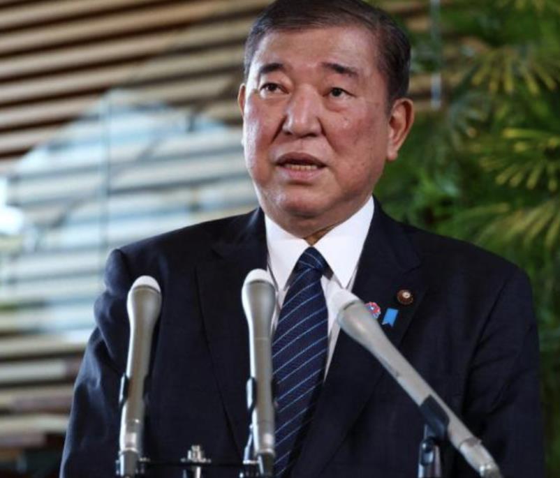 日本也服软了，石破茂着急求见川普，并且已经放出话来，要对美国进行投资。

川普展
