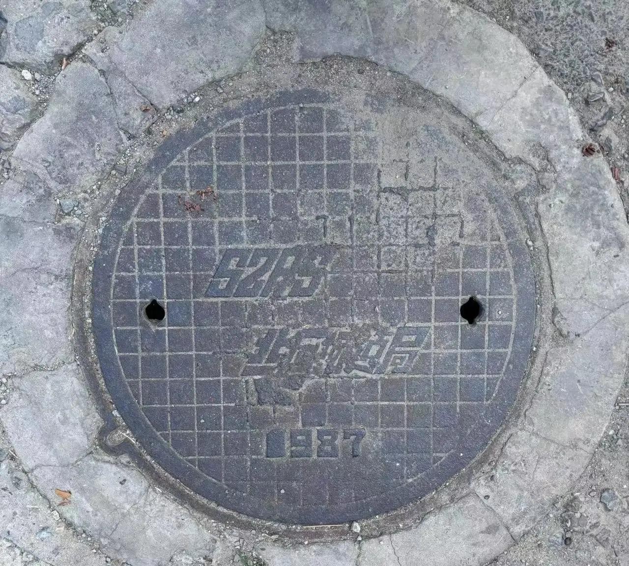 城市井盖为什么大多采用铸铁材质，而不是更便宜的水泥材质呢？其实这背后有不少讲究。