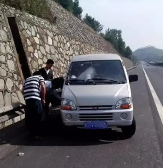 家里有汽车的，这些事情一定要记住。
1.加油的时候，提示灯亮了就去加油，枪跳了之