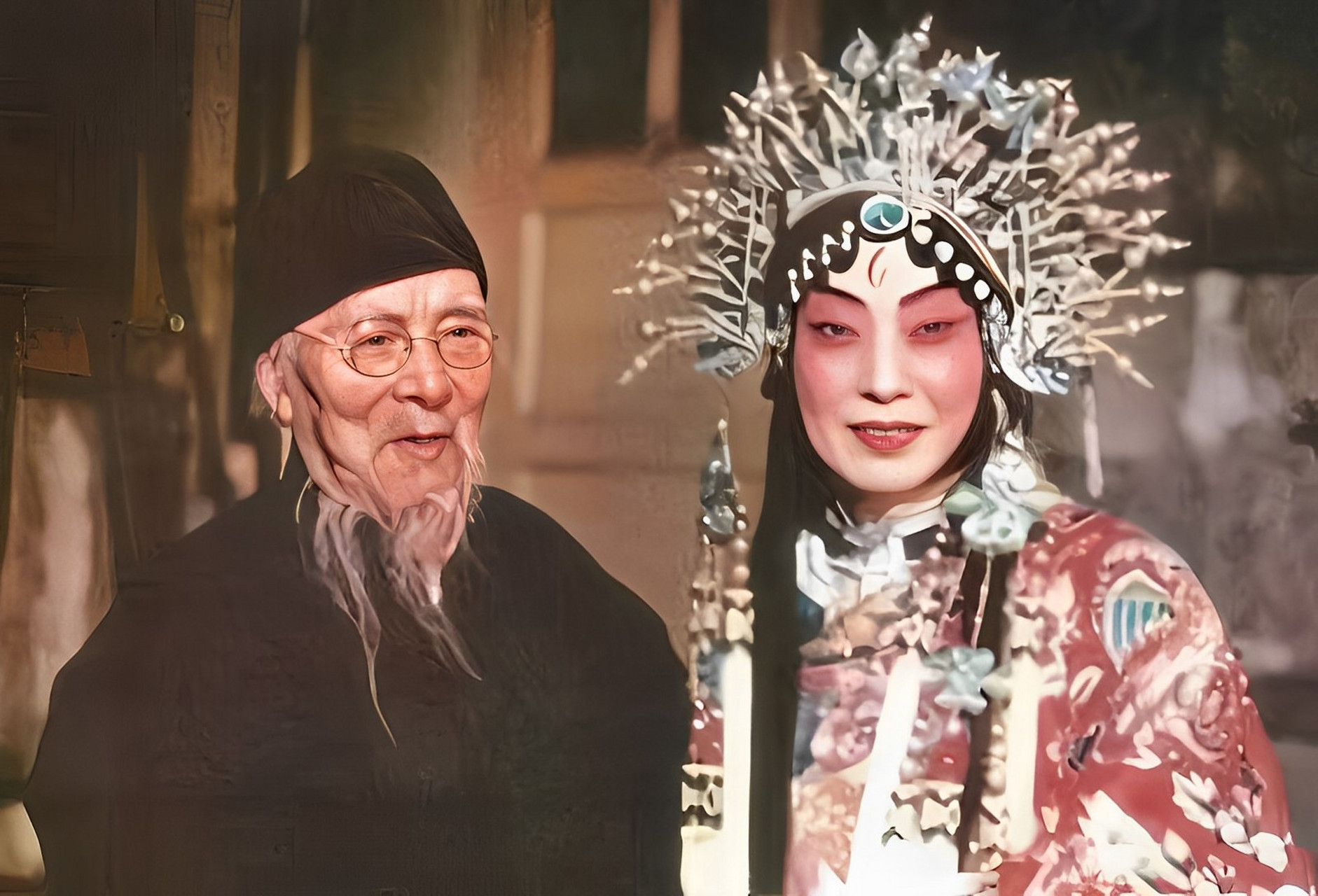 齐白石第一次见到新凤霞，就拉着她的手，目不转睛，护士责备他：您不要老看着人家，齐