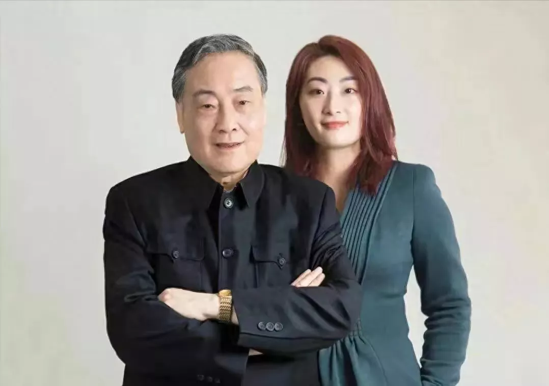 宗庆后拒绝了比尔盖茨的邀请，认为那是作秀。他拒绝了英国女王的邀请，说要陪家人。
