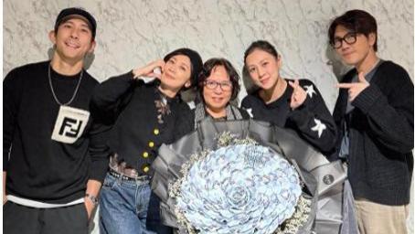 50岁贾静雯为71岁妈妈庆生，三个女儿亮相，波妞被赞姐妹中最美