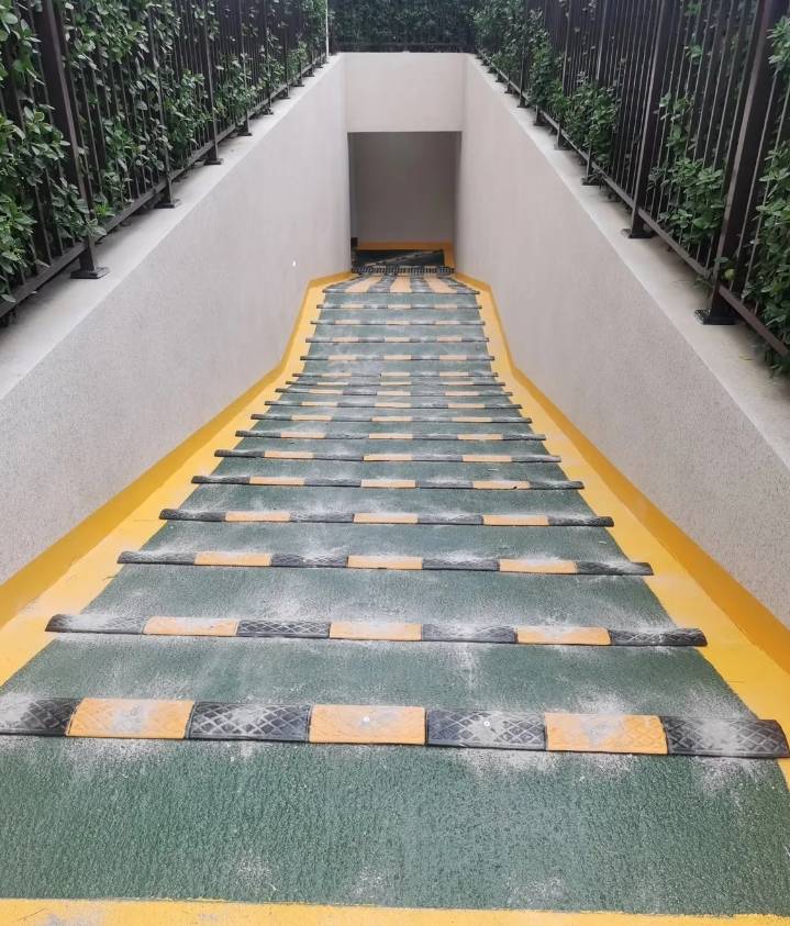 小区刚修的这个电瓶车地下车库入口，肾结石路过都得留下两颗！