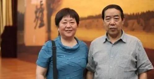 1981年，著名作家贾平凹和妻子韩俊芳在家里发生争执，之后在书房流着泪写下4页遗