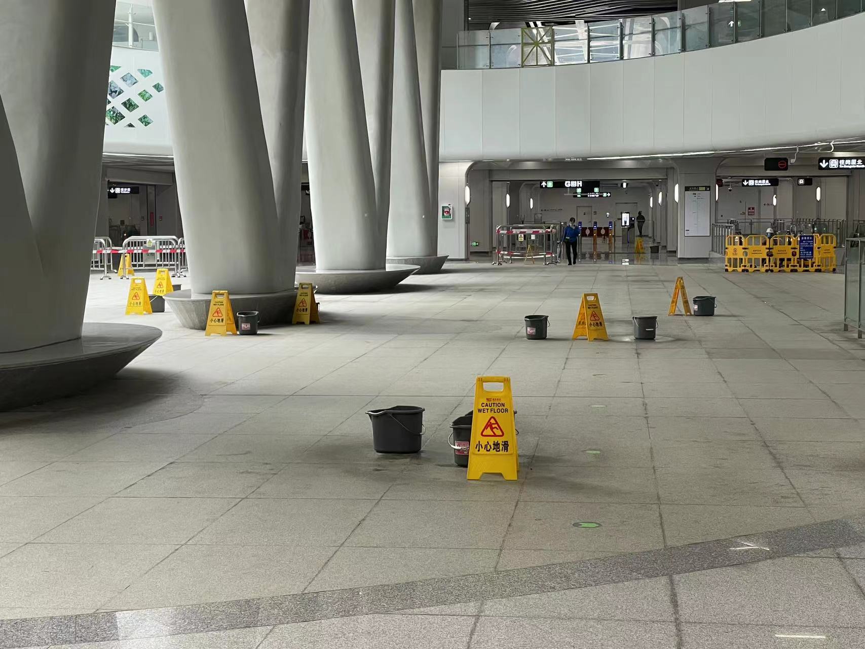 深圳地铁特色，回南天水桶再现！