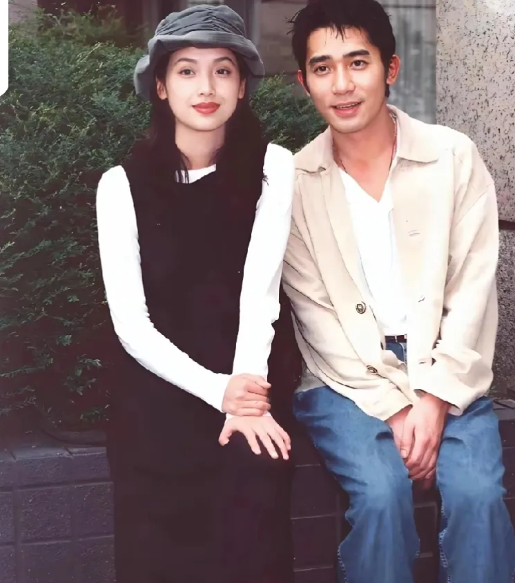 梁朝伟旁边的美女是谁啊？看着好漂亮啊！水灵灵的，真的是太美太惊艳了，你们知道她是