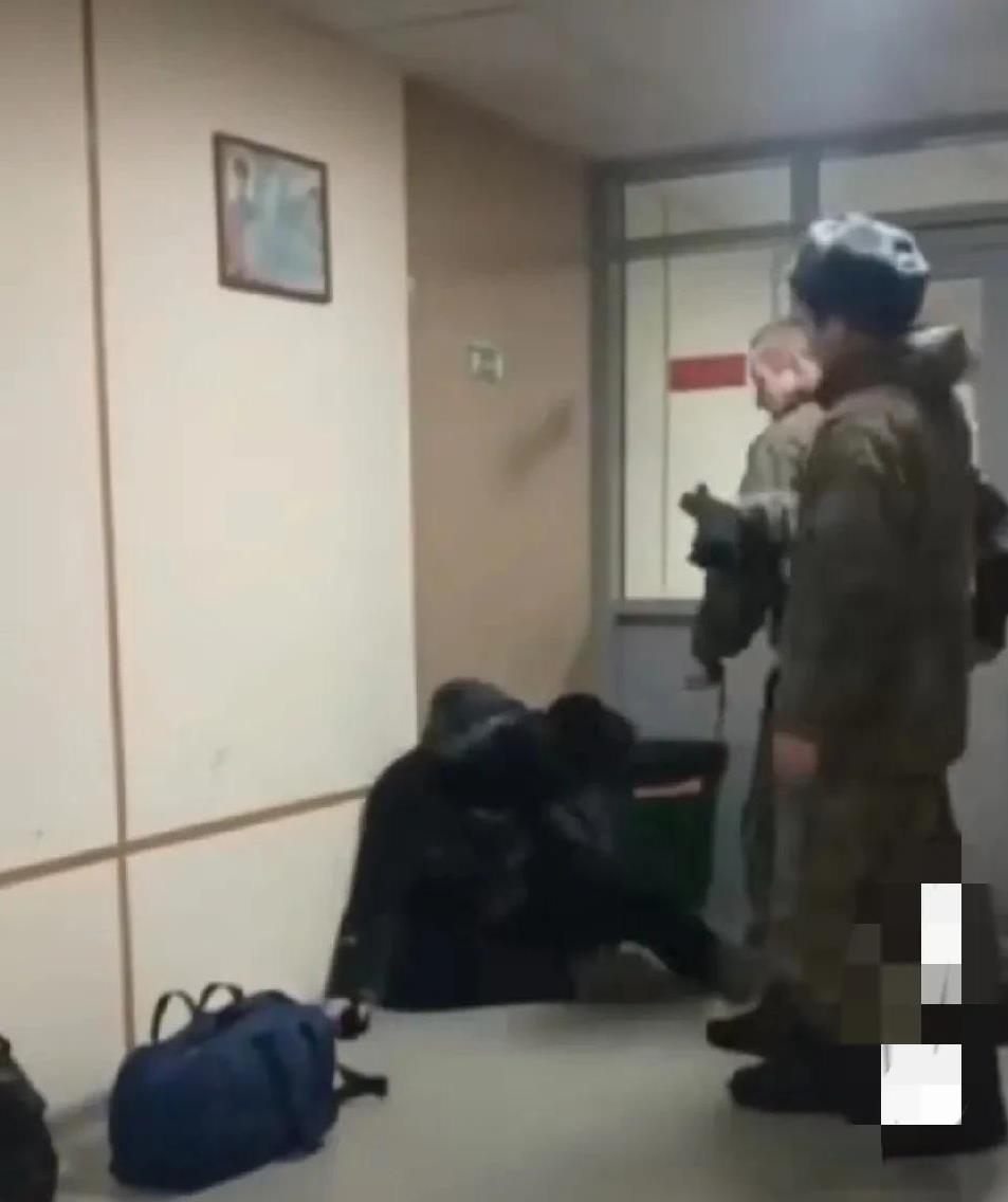 在俄罗斯图瓦共和国境内，一名呼号为“Mad”的俄罗斯宪兵用警棍殴打两名俄罗斯新兵