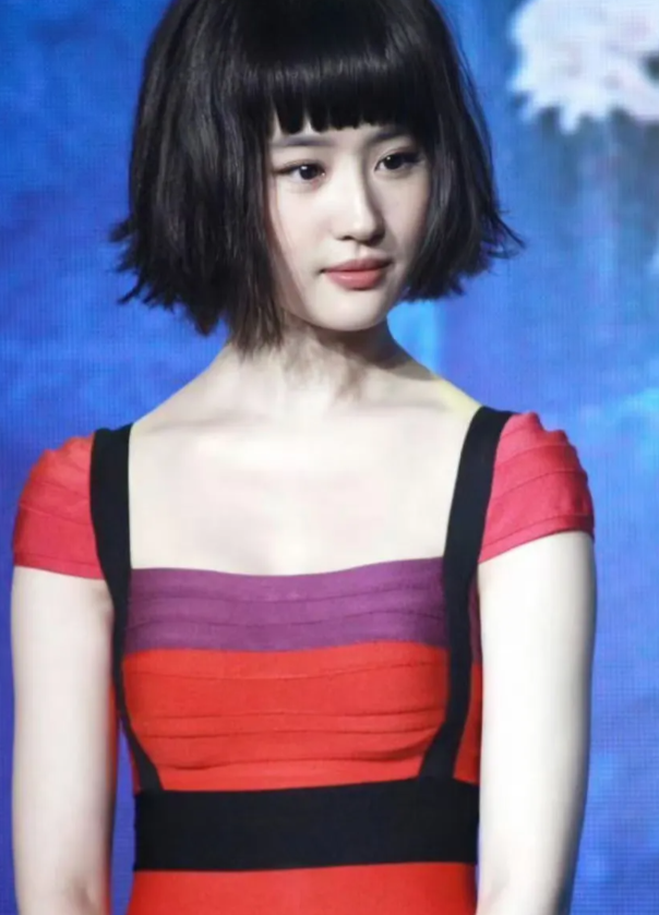 刘亦菲罕见的短发造型，感觉好像女机器人
