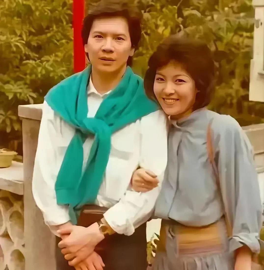 这是1979年在香港新界一个公园，向华强与陈岚游玩时的合影照。
当时向华强31岁