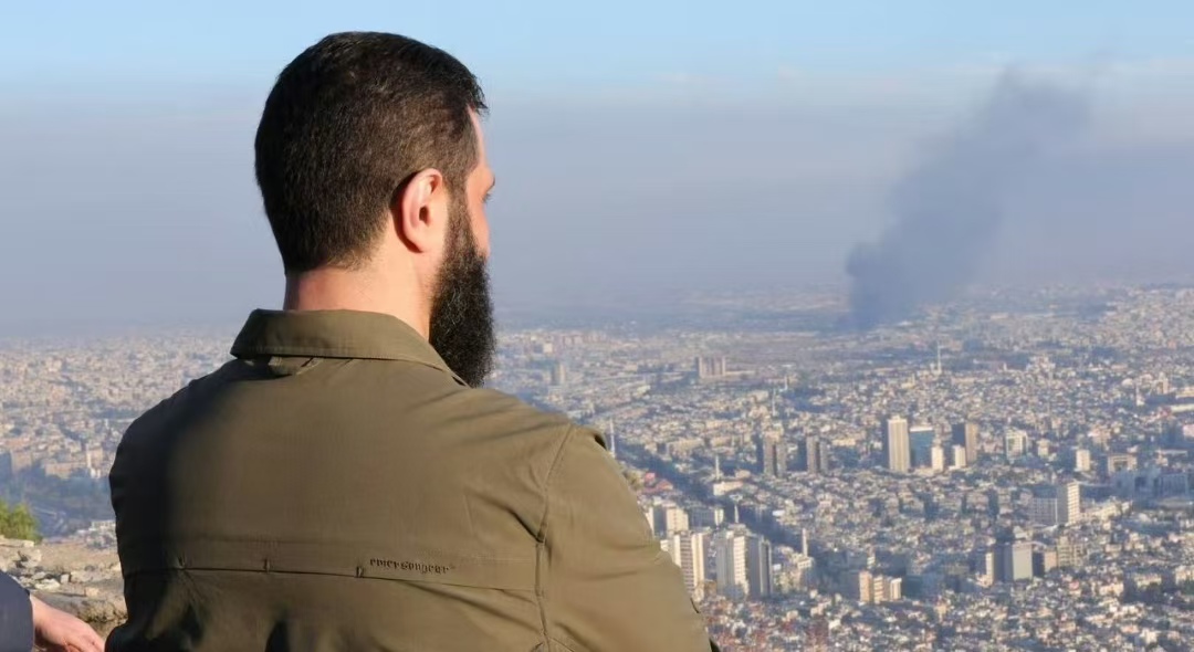 朱拉尼穿的外套，上面明显的有Source，几个字，以色列的战术装备制造商，这是不